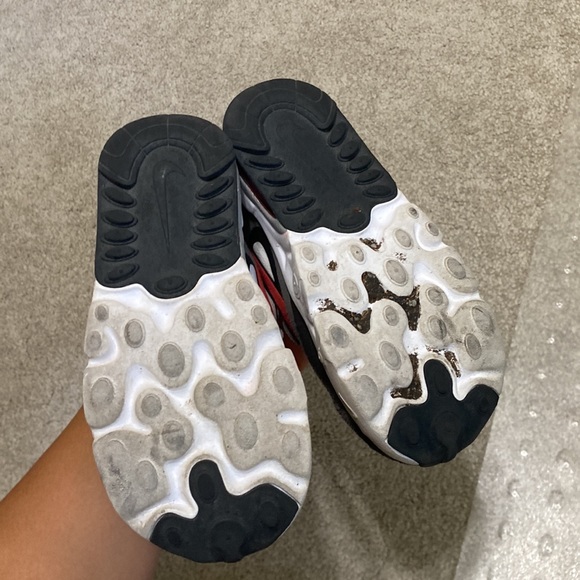 Nike Air Max 270 React (red and black) - Picture 2 of 3